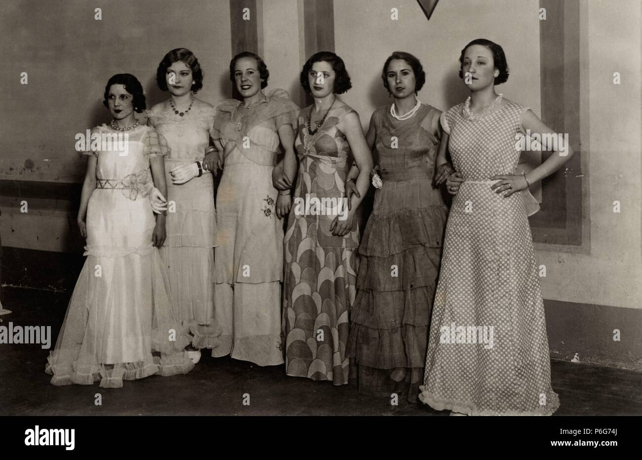 Cuatro vestidos de mujer hi-res stock photography and images - Alamy