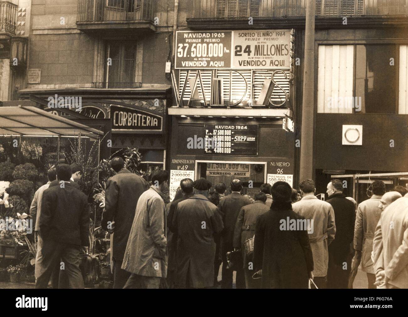 Barcelona. Establecimiento de Lotería Valdés en las Ramblas. Año 1964 Stock  Photo - Alamy