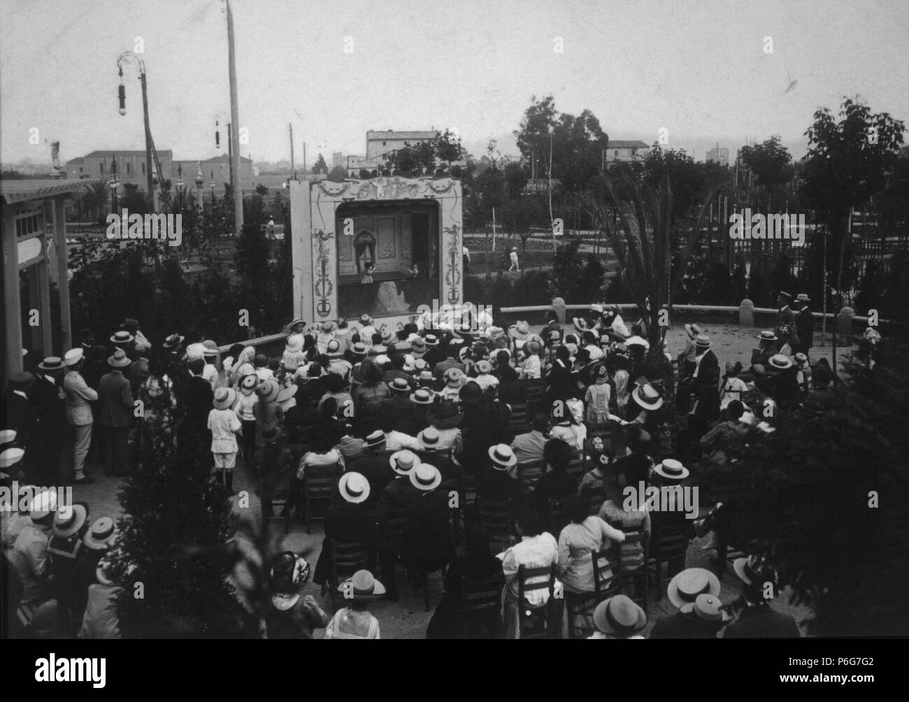 Sesión al aire libre de una representación de títeres en un parque del a ciudad, años 20, Barcelona. Stock Photo