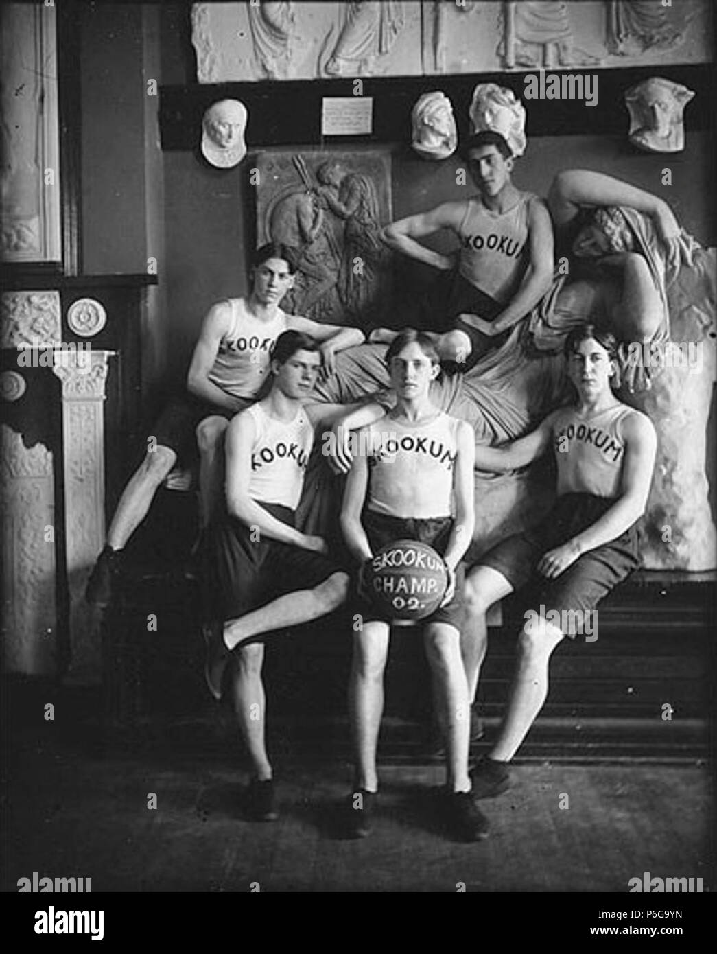 1902 Skookum basketball team champions of Tacoma High School Washington (BAR 180). Stock Photo