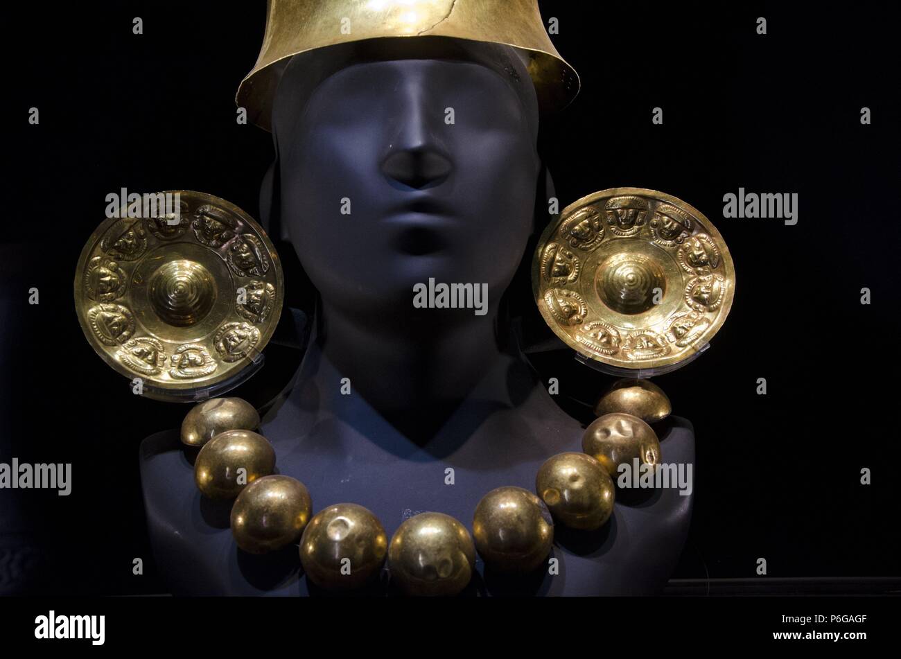 Pre-Columbian Jewelry Moche culture 100 AC-800 AC Perú Stock Photo - Alamy