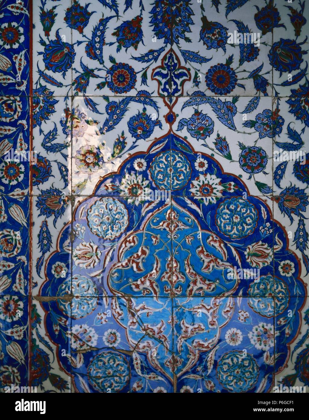 ARTE ISLAMICO-ESTILO OTOMANO. TURQUIA. Detalle de los AZULEJOS procedentes de la famosa fábrica de IZNIK, que decoran el interior de la TÜRBE o MAUSOLEO DE SOLIMAN EL MAGNIFICO, obra realizada por SINAN en 1566. ESTAMBUL. Turquía. Stock Photo