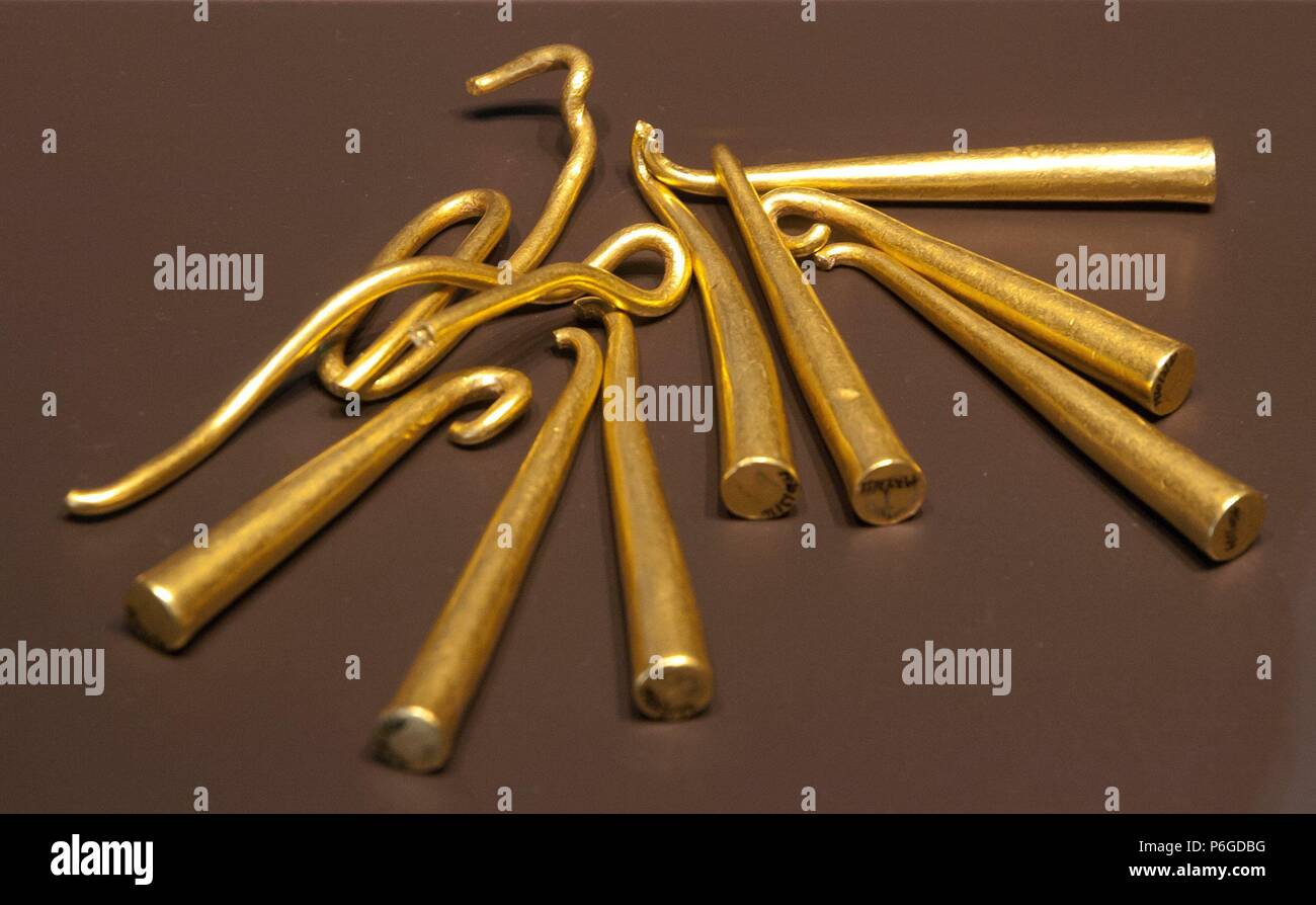 Lingotes de oro hi-res stock photography and images - Alamy, image size:1300x894