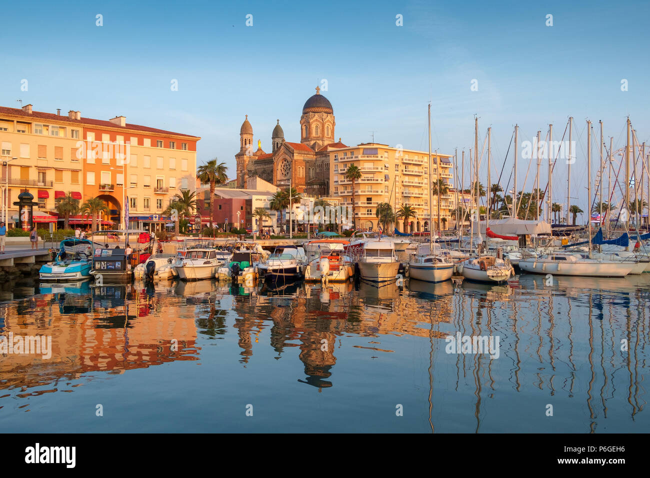 Saint raphael hi-res stock photography and images - Alamy