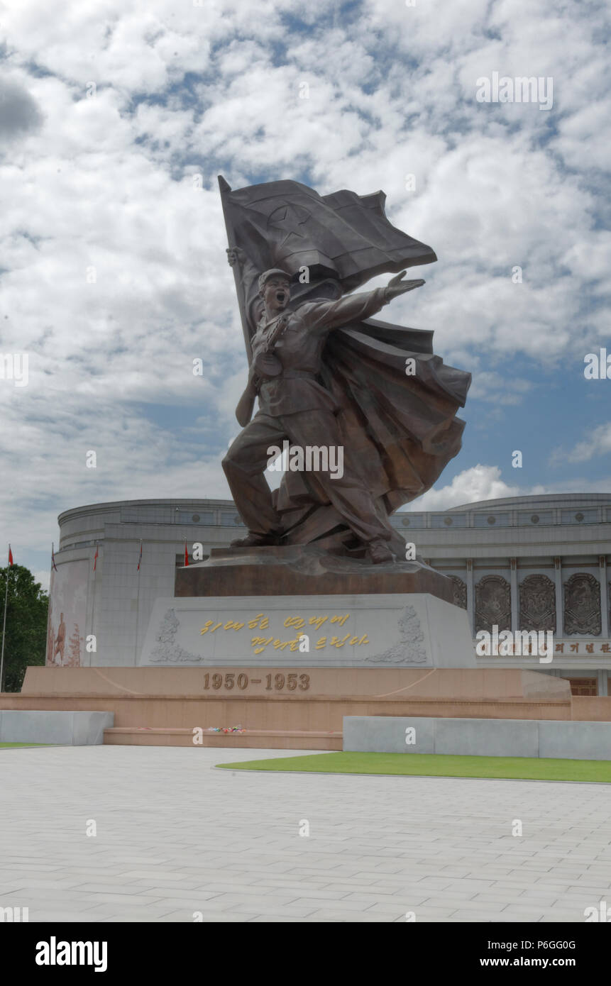 Heroic statues adorn the grounds of the Fatherland Liberation War Museum in Pyongyang, North Korea Stock Photo