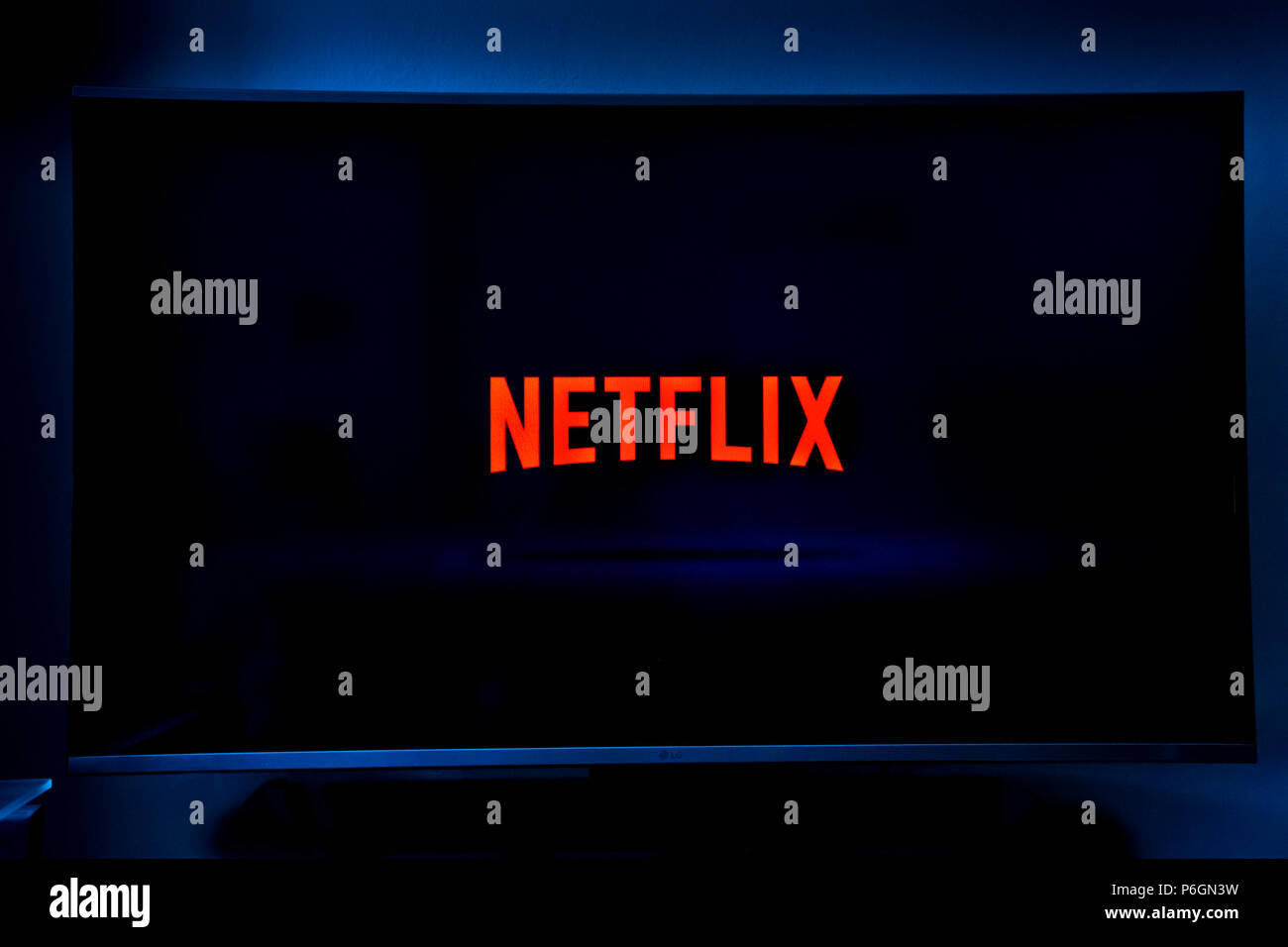 Netflix welcome screen with logo on a tv set Stock Photo