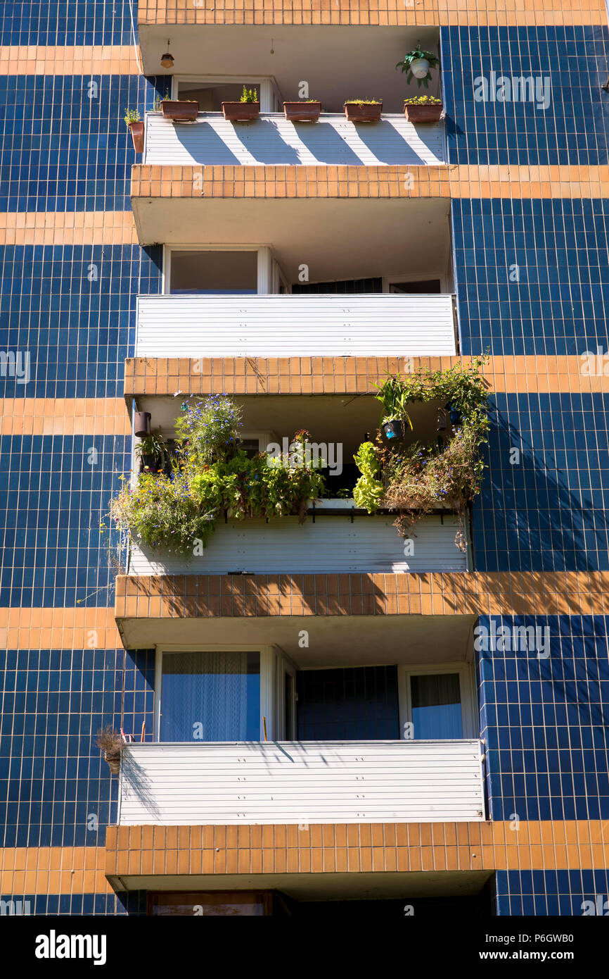 Block of flats balcony plants hi-res stock photography and images - Alamy