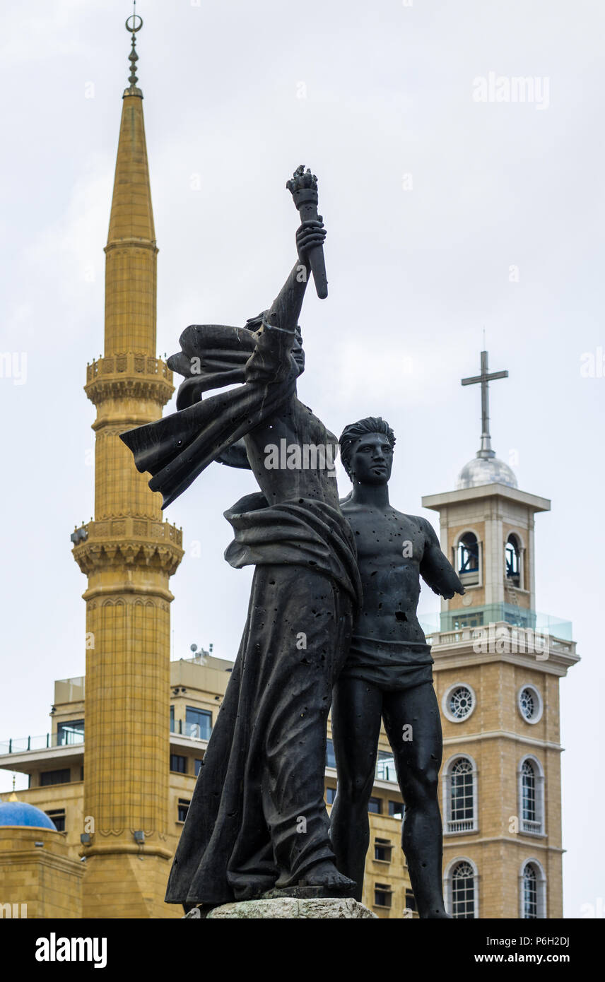 Statue in Martyrs' Square (Sahat al-Burj) with Mohammad Al-Amin Mosque & Saint Georges Maronite Cathedral in the background, Downtown Beirut, Lebanon Stock Photo