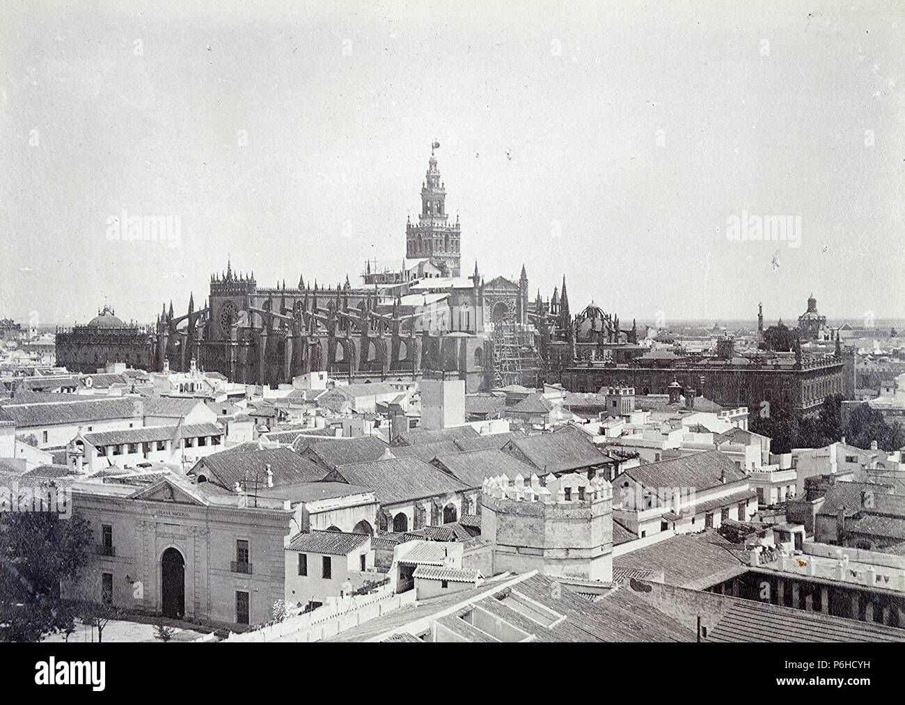 Sevilla, Panorámica con la Catedral y Giralda y la Torre de la Plata. Stock Photo