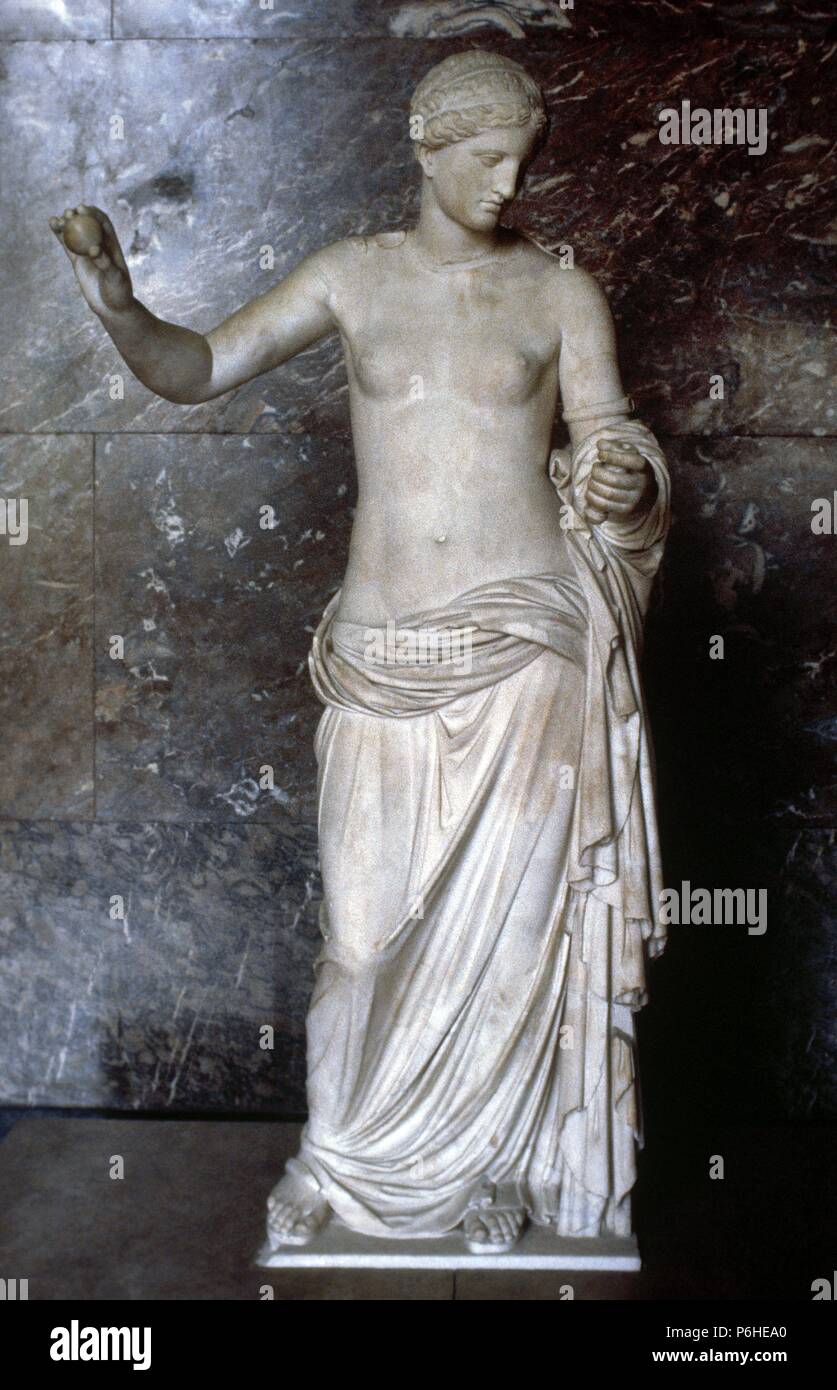 ARTE GRIEGO-EPOCA CLASICA. AFRODITA conocida como 'VENUS DE ARLES', copia romana de una obra de PRAXITELES ('Afrodita de Theopies', siglo IV a. C.). Museo del Louvre. París. Francia. Stock Photo