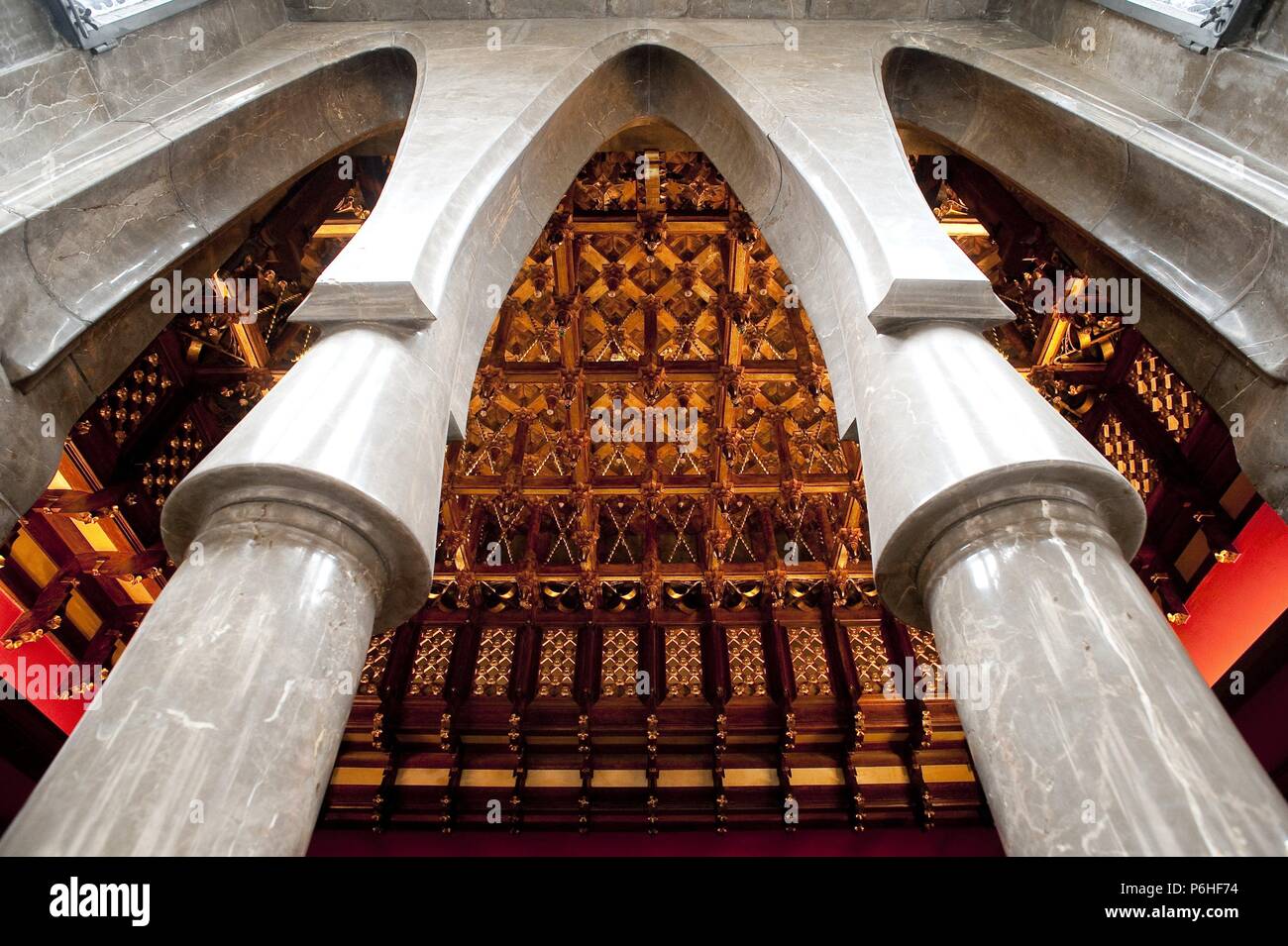 Palau Güell. Parabolic arches. Room visits Stock Photo - Alamy