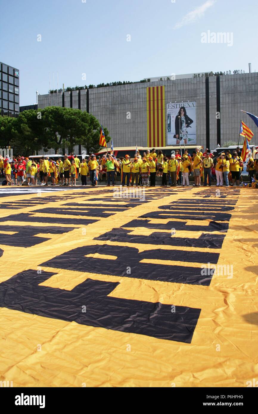 'DIADA NACIONAL DE CATALUNYA' (11 DE SEPTIEMBRE DE 2014). Concentración denominada 'VIA CATALANA 2014' que congregó a millares de personas a lo largo de la Diagonal y la Gran Via de les Corts Catalanes. La movilización reivindicaba la posibilidad de votar una consulta el 9 de noviembre de 2014. Organizada por 'ARA ES L'HORA', campaña unitaria impulsada por l'Assemblea Nacional Catalana' (ANC) y 'Omnium Cultural'. Personas concentradas en Diagonal a la altura de Plaza Maria Cristina alrededor de una gran pancarta colocada en la calzada reclamando libertad para realizar la votación. Barcelona. C Stock Photo