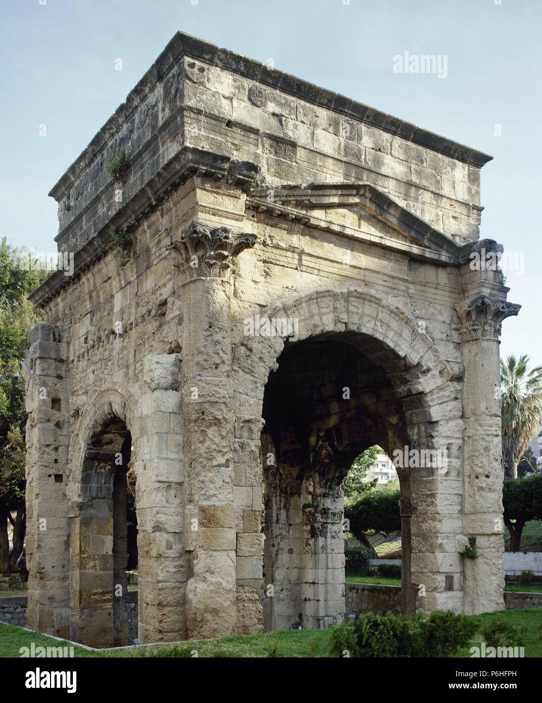 ARTE ROMANO. SIRIA. PORTICO ROMANO o TETRAPORTICUS de cuatro arcos. Construído hacia finales del siglo II. LATAKIA. Stock Photo