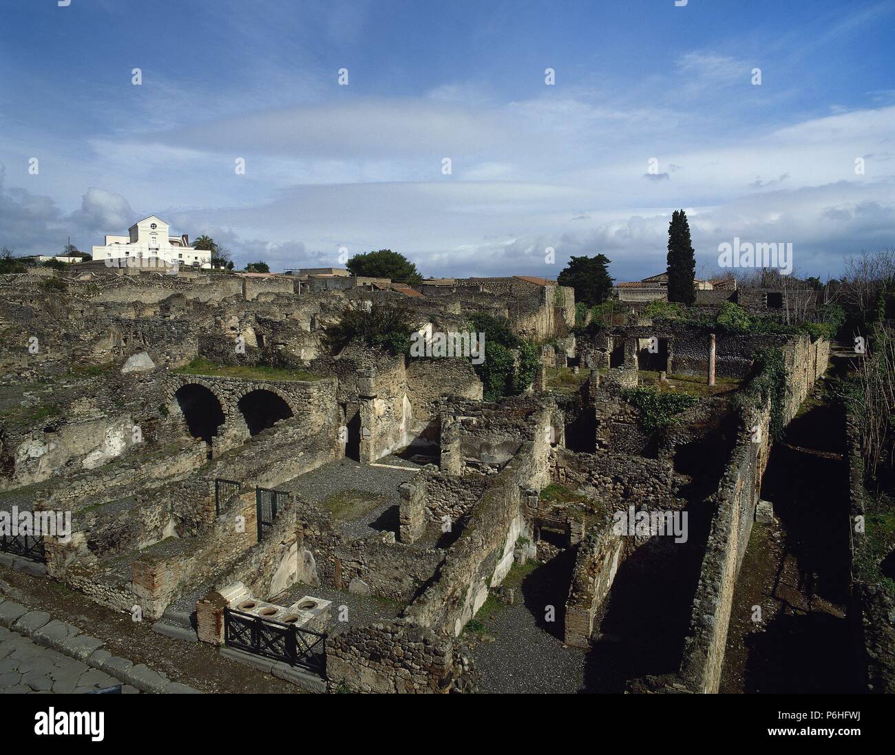 ARTE ROMANO. ITALIA. HERCULANO. Vista general de las ruinas de la antigua ciudad romana que en el año 79 d. C. fué cubierta por una capa de lava de más de 20 m. tras la erupción del Vesubio. La Campania. Stock Photo