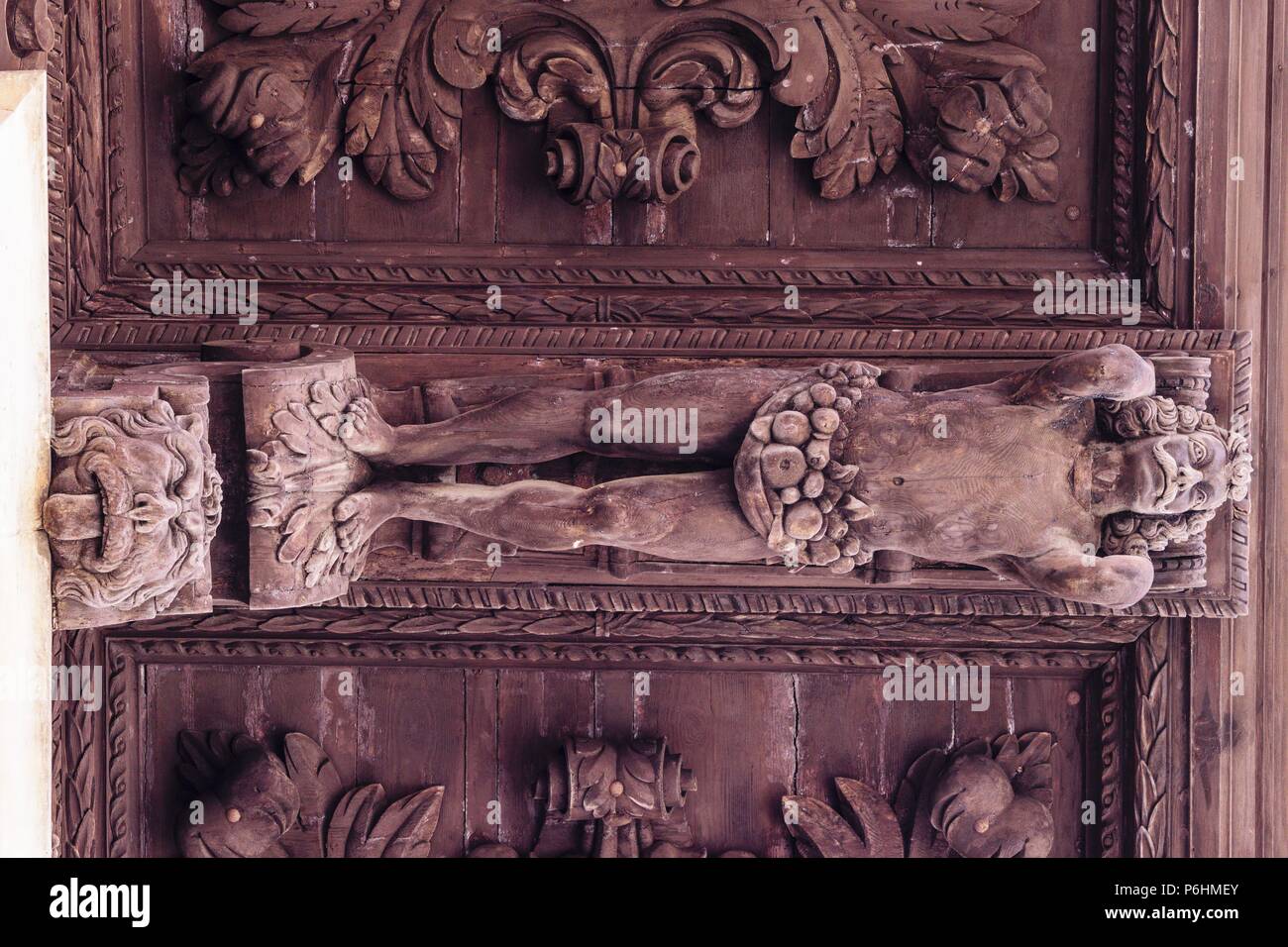 atlante, voladizo de madera en la fachada del ayuntamiento -tallado por el escultor Gabriel Torres Cladera en 1680-, plaza de Cort, Palma, mallorca, islas baleares, Spain, europa. Stock Photo