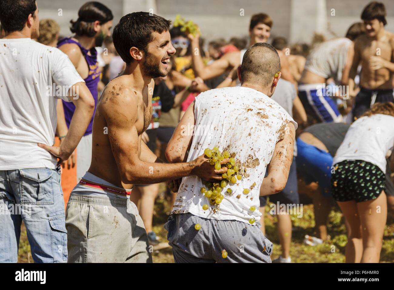 gran batalla de la uva -Gran Batalla Del Raïm-, fiestas de Es Vermar ...