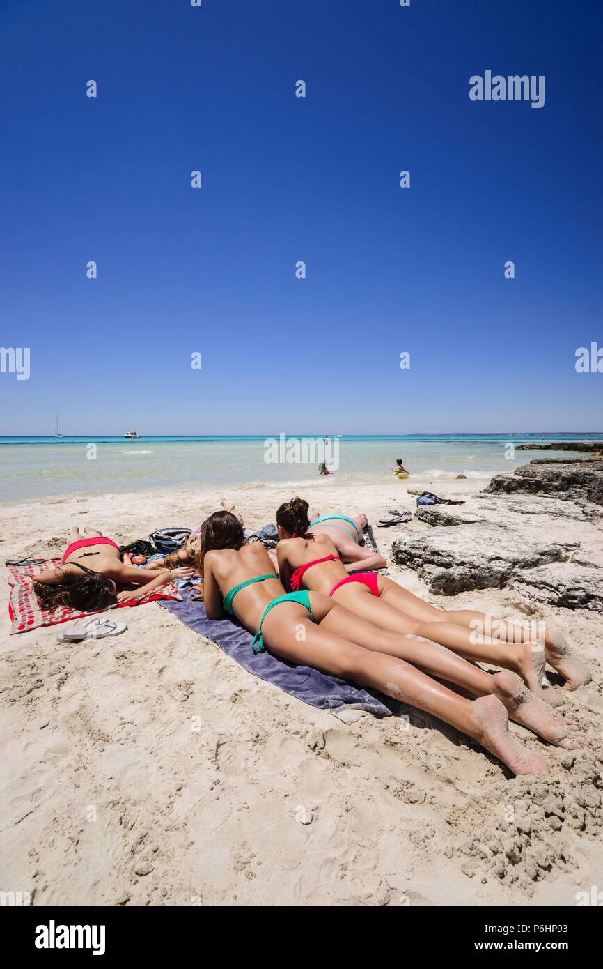 jovenes tomando el sol frente , El Ultimo Paraiso - El Chiringito Del Medio- ,Es Trenc beach. Mallorca. Islas Baleares. Spain. Stock Photo