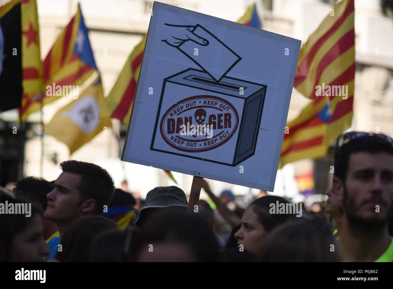 September 11, 2017 - Barcelona, Spain: Hundreds of thousands of Catalans gather in Barcelona for Catalonia's national day, known as the 'Diada', as they call for independence less than three weeks before the region is due to hold a vote on whether to break away from Spain. Independentists marched in a festive atmosphere with banners calling on the Spanish government to respect their 'democratic will' after tensions grew with Madrid over the legality of this secession vote. Manifestation de masse lors de la Diada 2017, quelques semaines avant le referendum controverse sur l'independance de la C Stock Photo