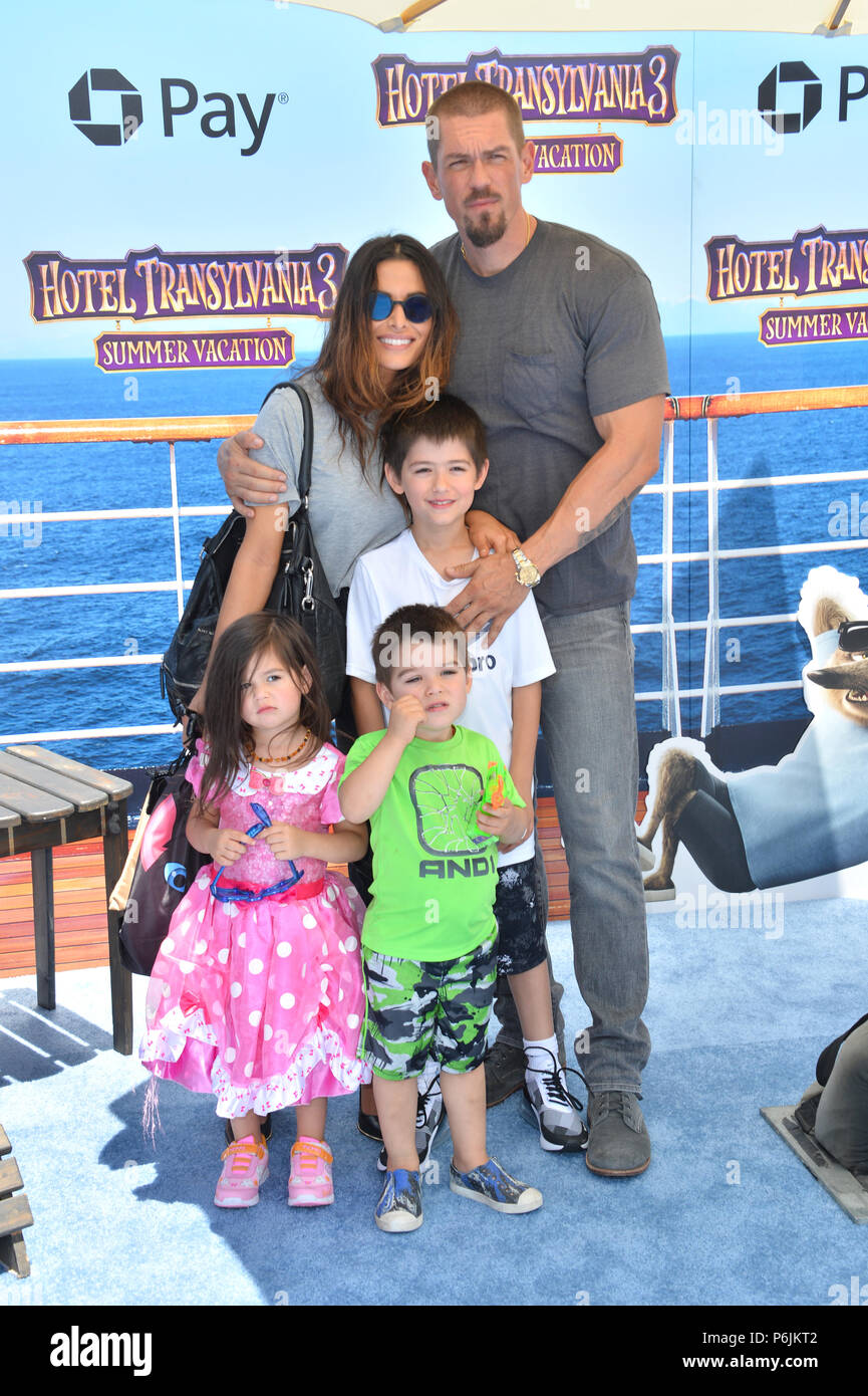 Los Angeles, USA. 30th Jun, 2018. Steve Howey, Sarah Shahi, Violet