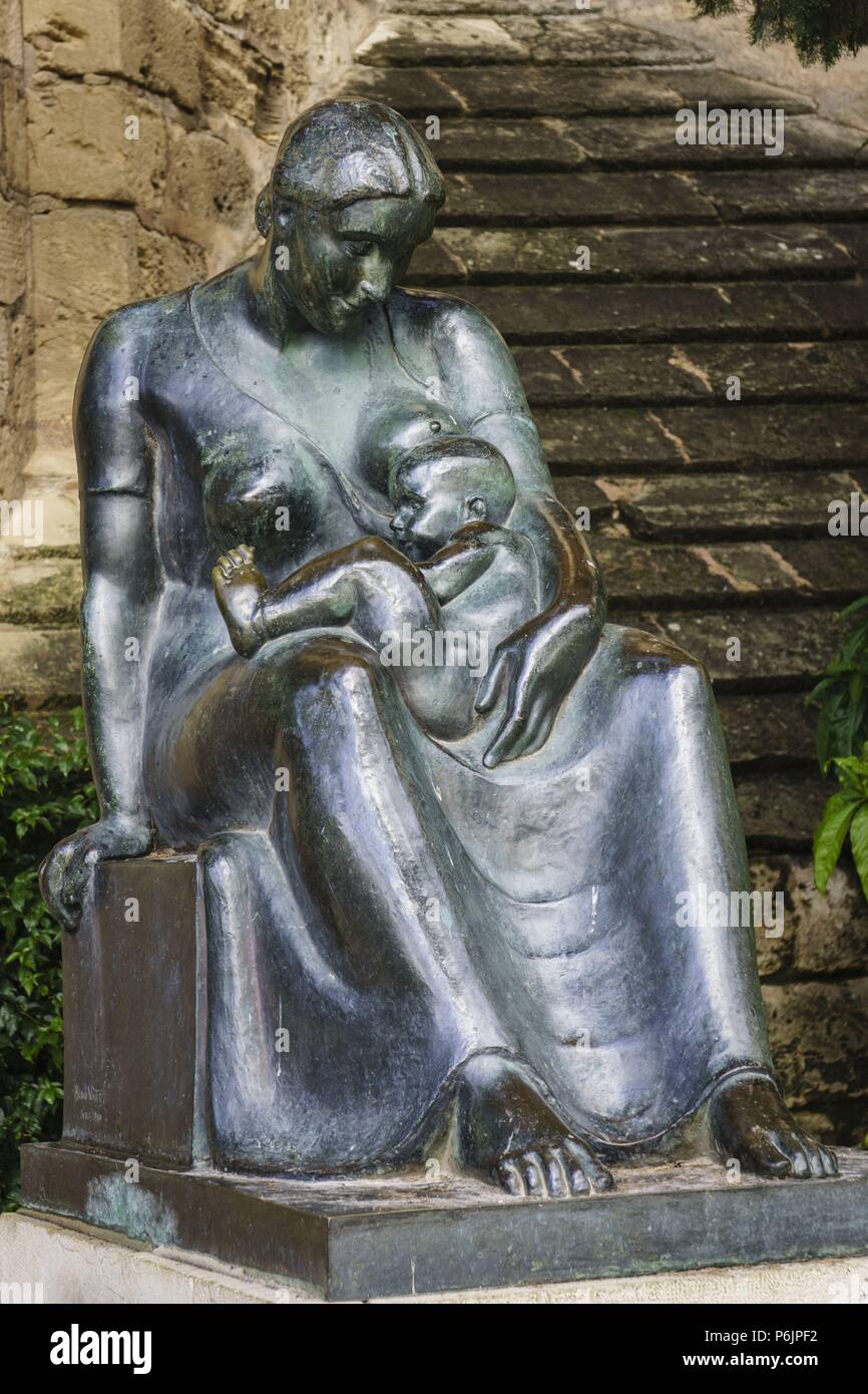 Maternidad, bronce,1940, Autor: Màrius Vives, Localización: Passeig Dalt Murada, Mallorca, islas baleares, Spain. Stock Photo