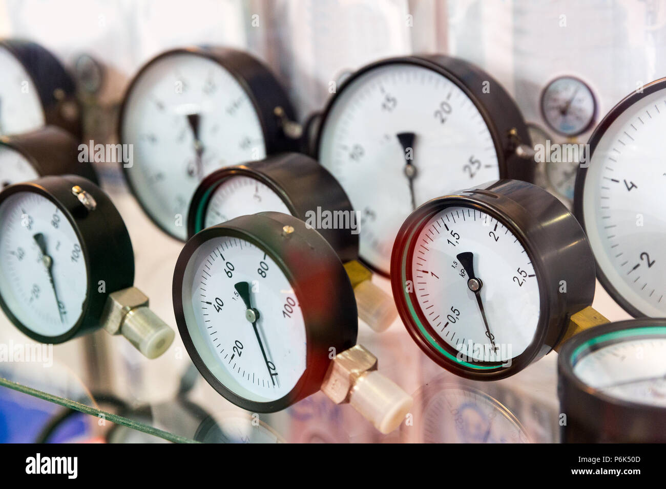 Manometers and pressure control gauges, plumbing equipment. Measure