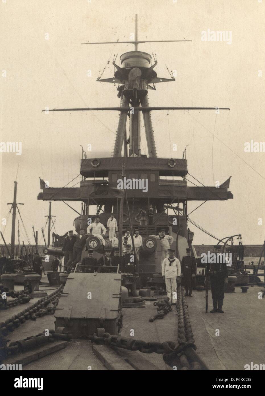 España. Tarjeta postal. Marina de guerra. Cubierta del acorazado Alfonso XIII. Año 1910. Stock Photo