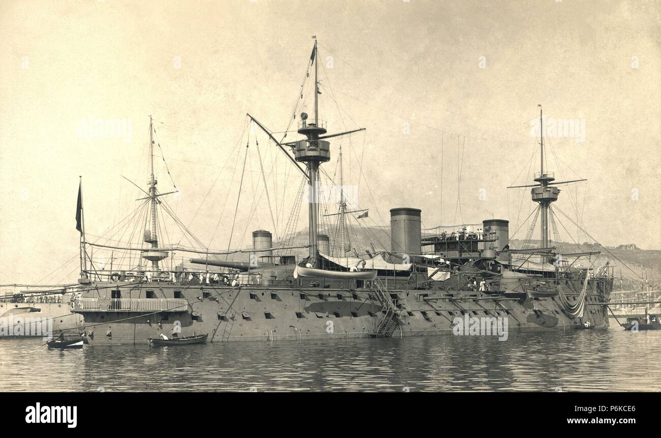 España. Tarjeta postal. Marina de guerra. Acorazado El Pelayo en el puerto de Barcelona. Año 1910. Stock Photo