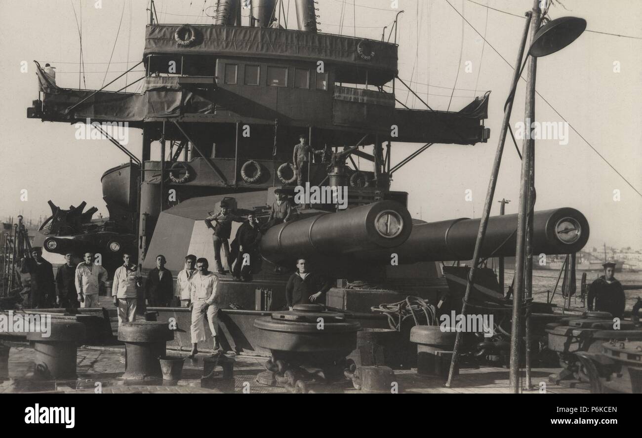España. Tarjeta postal. Marina de guerra. Cañones del acorazado Alfonso XIII. Año 1910. Stock Photo