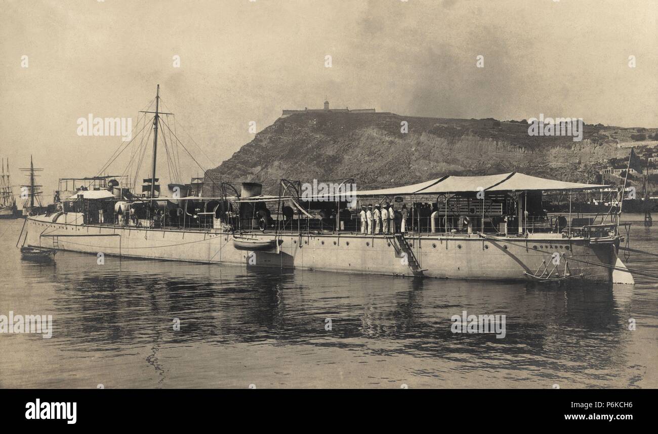 España. Tarjeta postal. Marina de guerra. Cazatorpederos Osado en el puerto de Barcelona. Año 1910. Stock Photo