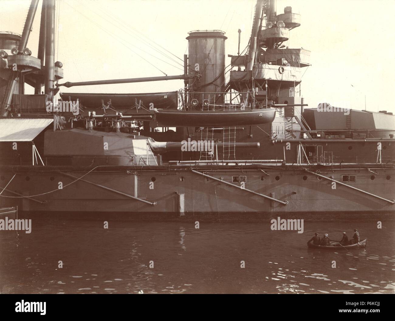 España. Tarjeta postal. Marina de guerra. Cañones del acorazado España. Año 1910. Stock Photo