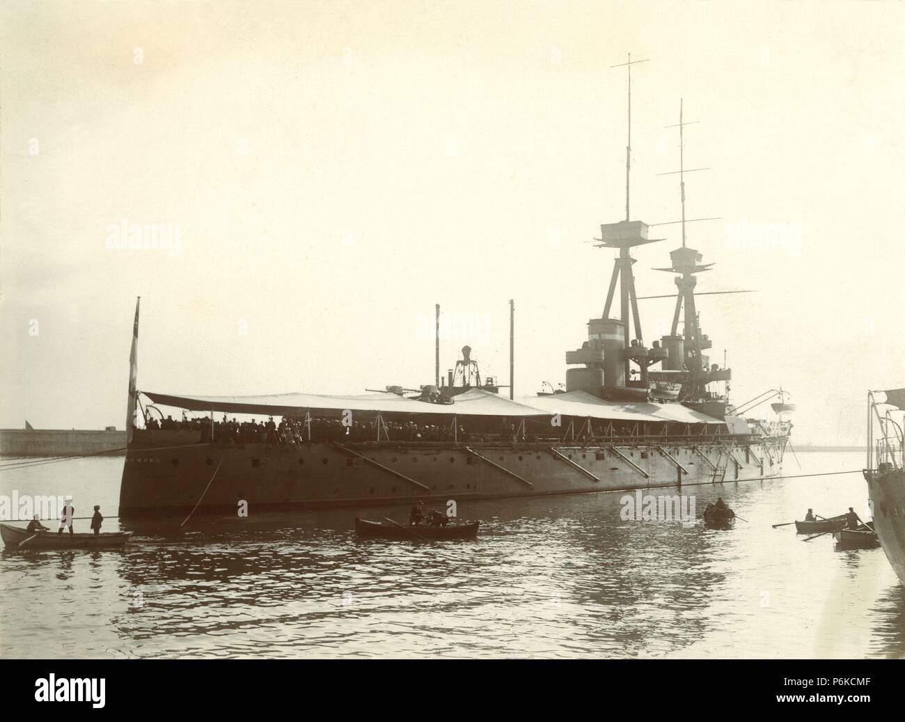 España. Tarjeta postal. Marina de guerra. Acorazado España en el puerto de Barcelona. Año 1910. Stock Photo