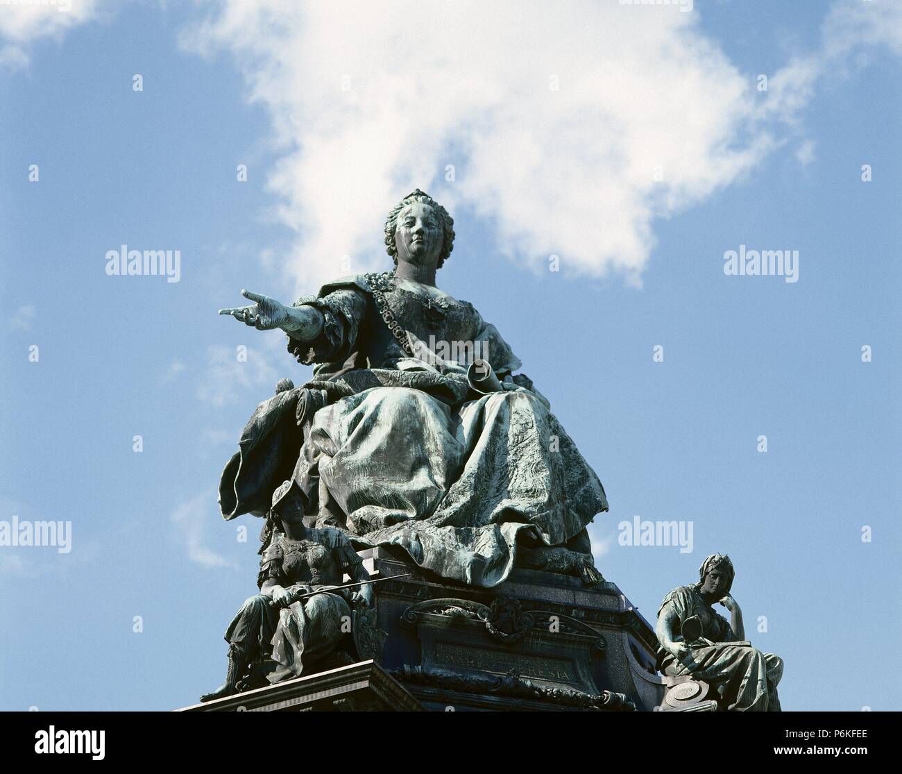 MARIA TERESA DE AUSTRIA (Viena,1717-Viena,1780). Archiduquesa de Austria, emperatriz de Alemania (1740-1780), reina de Hungría (desde 1741) y de Bohemia (desde 1743), primogénita de Carlos VI. Estatua en Maria-Theresia-Platz, realizada en 1888 por Kaspar von ZUMBUSCH, representano a la emperatriz llevando en la mano la Pragmática Sanción de 1713. VIENA. Austria. Stock Photo
