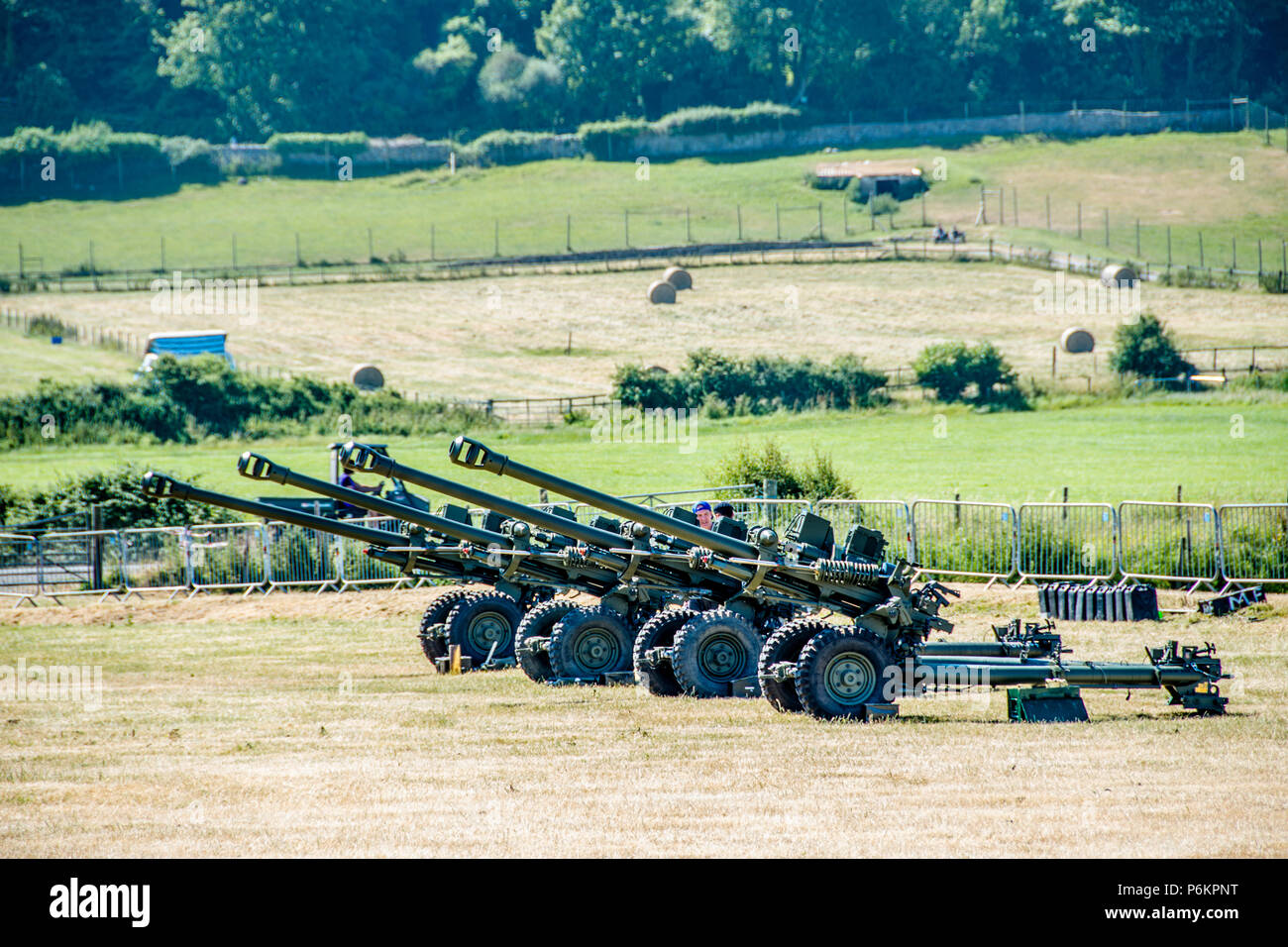 L118 Light Gun of the British Army. Setup in a field ready to fire Stock Photo Alamy