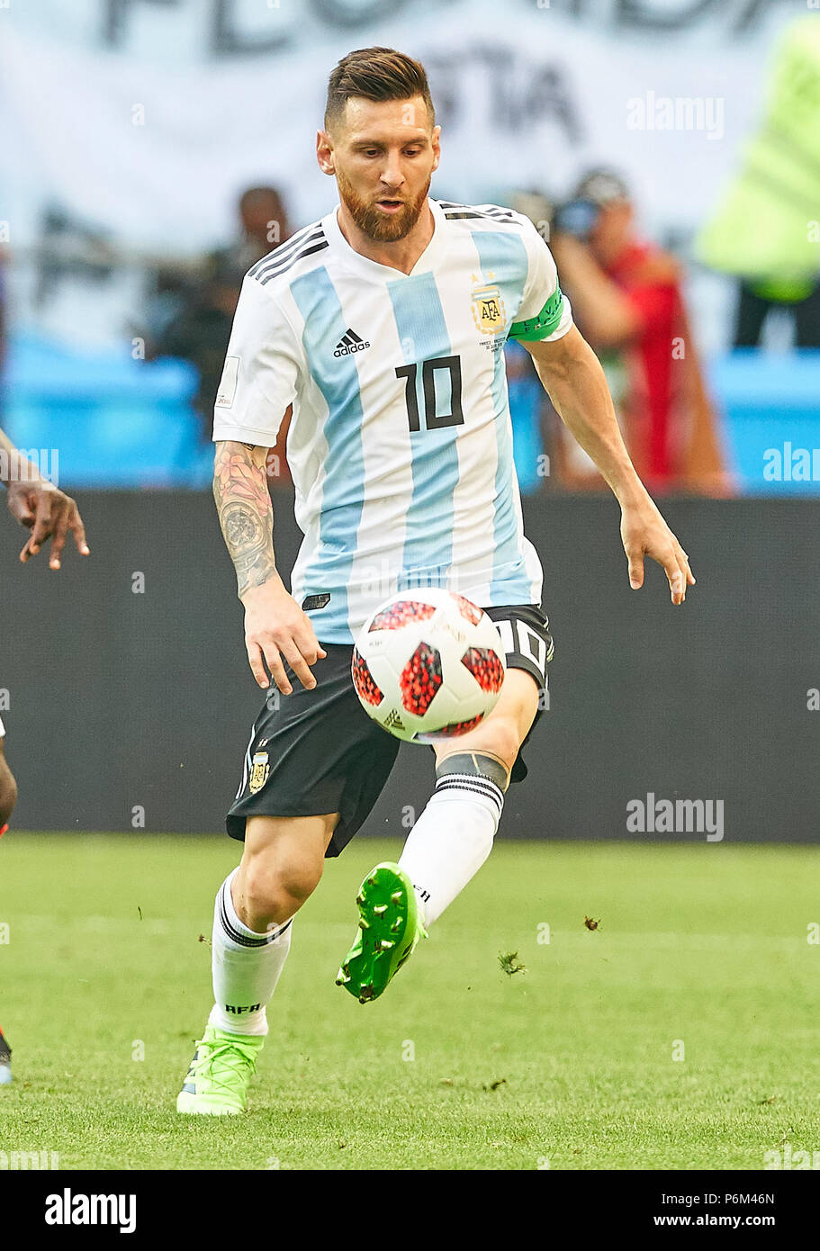 Kazan, Russia. 30th Jun, 2018. Argentina - France 3-4, Soccer, Kazan, June 30, 2018 Lionel MESSI, Argentina  10  drives, controls the ball, action, full-size, Single action with ball, full body, whole figure, cutout, single shots, ball treatment, pick-up, header, cut out,  ARGENTINA - FRANCE 3-4 FIFA WORLD CUP 2018 RUSSIA, Best of 16 , Season 2018/2019,  June 30, 2018  Stadium K a z a n - A r e n a in Kazan, Russia. © Peter Schatz / Alamy Live News Stock Photo