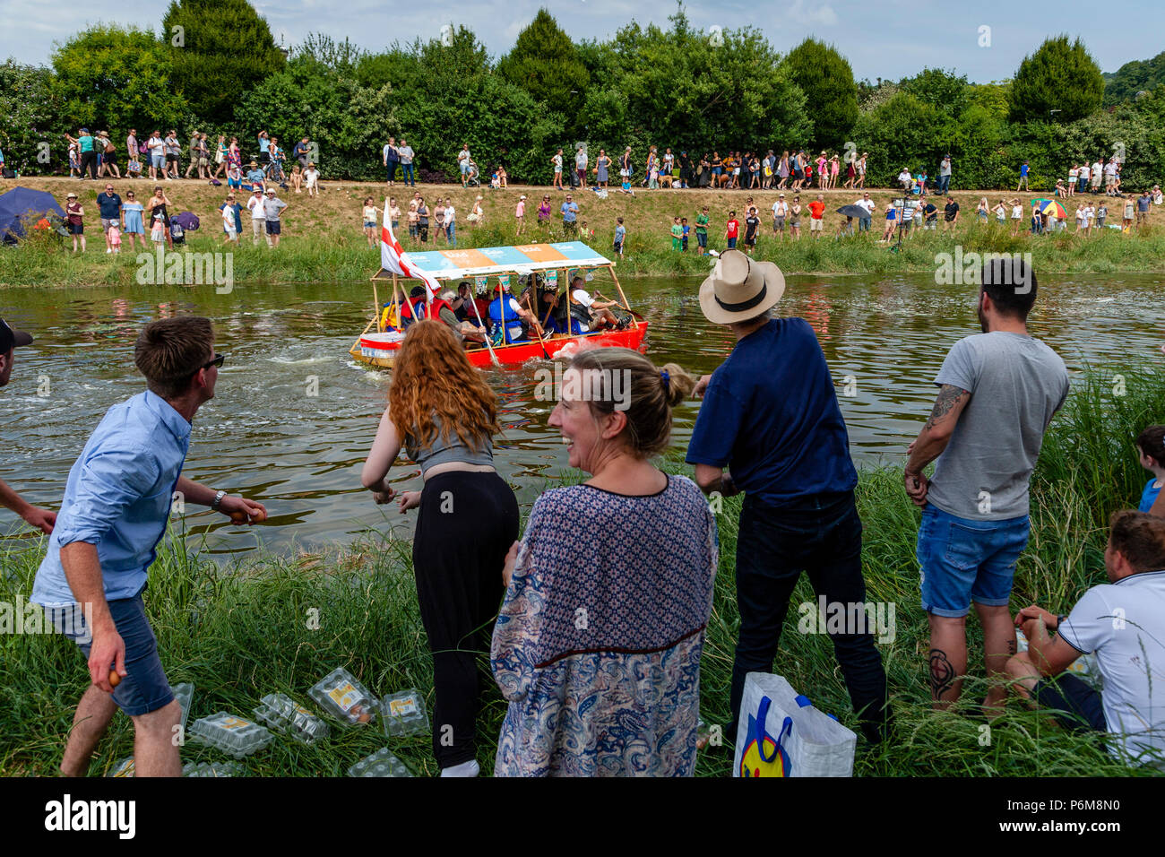 Throwing Eggs Stock Photos & Throwing Eggs Stock Images Alamy