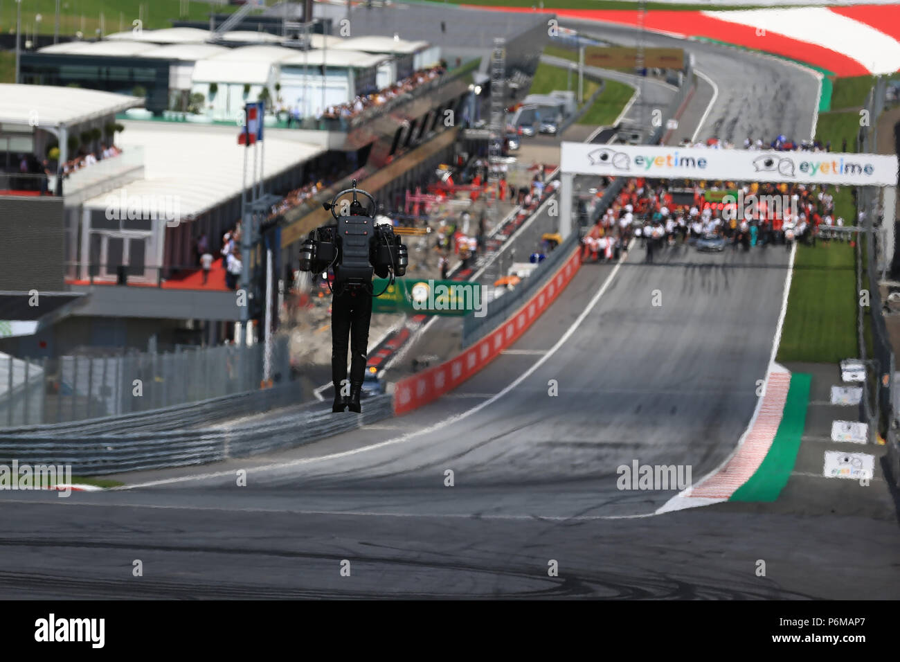 Red Bull Ring, Spielberg, Austria. 1st July, 2018. Austrian Formula One  Grand Prix, Sunday race day; A pilot in a Jet powered flight suit hovers at  the end of the straight Credit: