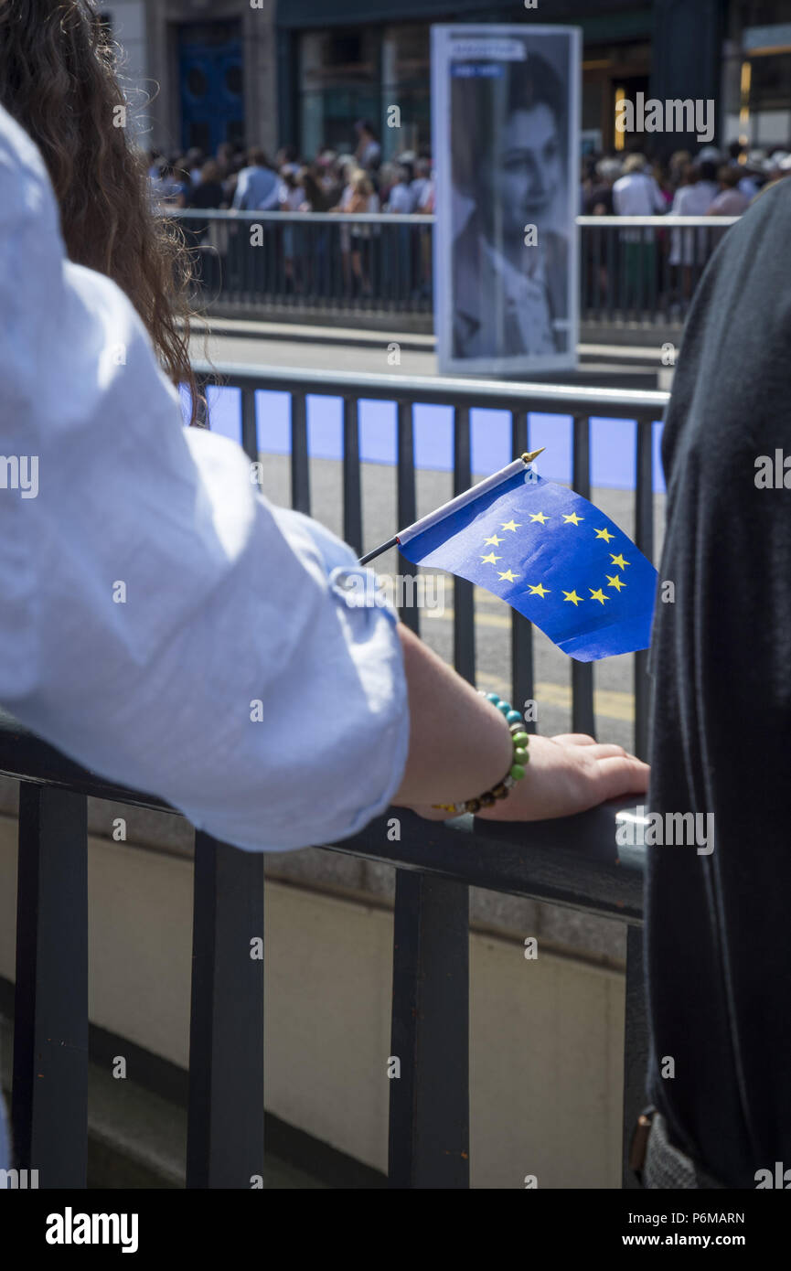 Paris, Ile de France, France. 1st July, 2018. European union flag held by one of the attendants at the burial.Burial ceremony at the Pantheon of former French politician and Holocaust survivor Simone Veil and her husband Antoine Veil in Paris. Former Health Minister, Simone Veil, who passed away on June 30, 2017 became president of the European Parliament and one of France's most revered politicians by advocating the 1975 law legalizing abortion in France. Credit: Thierry Le Fouille/SOPA Images/ZUMA Wire/Alamy Live News Stock Photo