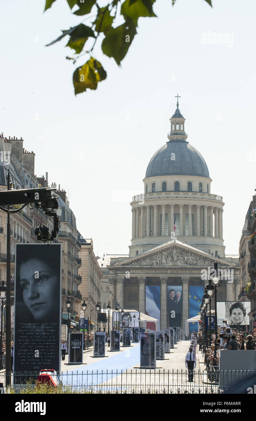 Paris, Ile de France, France. 1st July, 2018. A view of the entrance to the Pantheon during the burial ceremony.Burial ceremony at the Pantheon of former French politician and Holocaust survivor Simone Veil and her husband Antoine Veil in Paris. Former Health Minister, Simone Veil, who passed away on June 30, 2017 became president of the European Parliament and one of France's most revered politicians by advocating the 1975 law legalizing abortion in France. Credit: Thierry Le Fouille/SOPA Images/ZUMA Wire/Alamy Live News Stock Photo