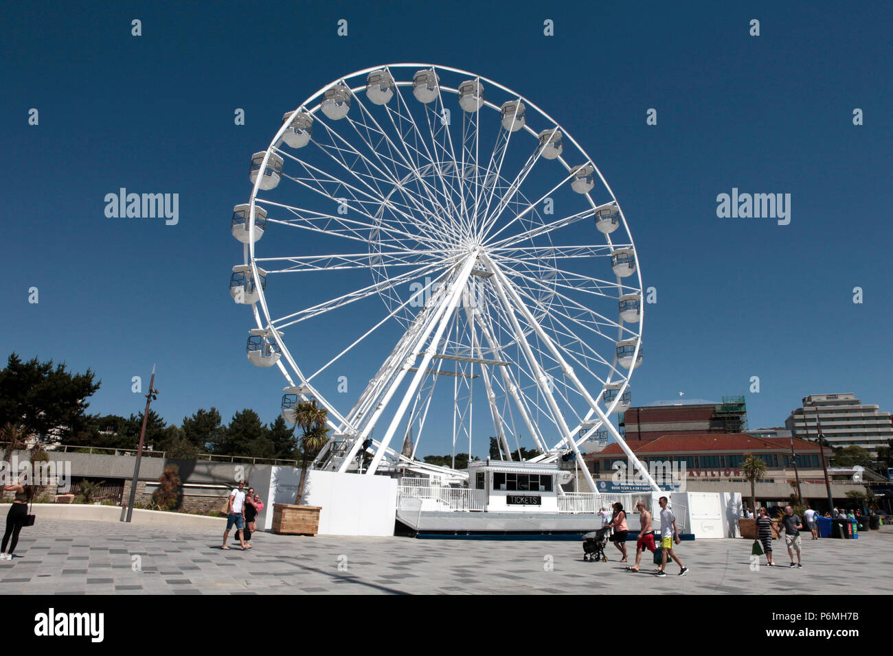 THE BIG WHEEL IN BOURNEMOUTH. PEOPLE FLOCK TO THE BEACH ATTRACTIONS IN