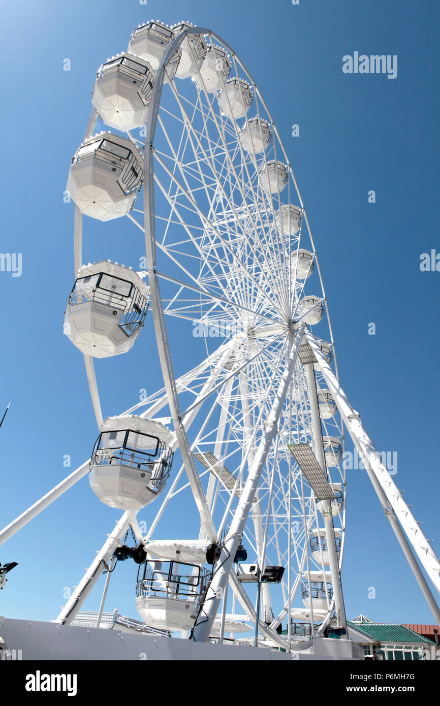 THE BIG WHEEL IN BOURNEMOUTH. PEOPLE FLOCK TO THE BEACH ATTRACTIONS IN
