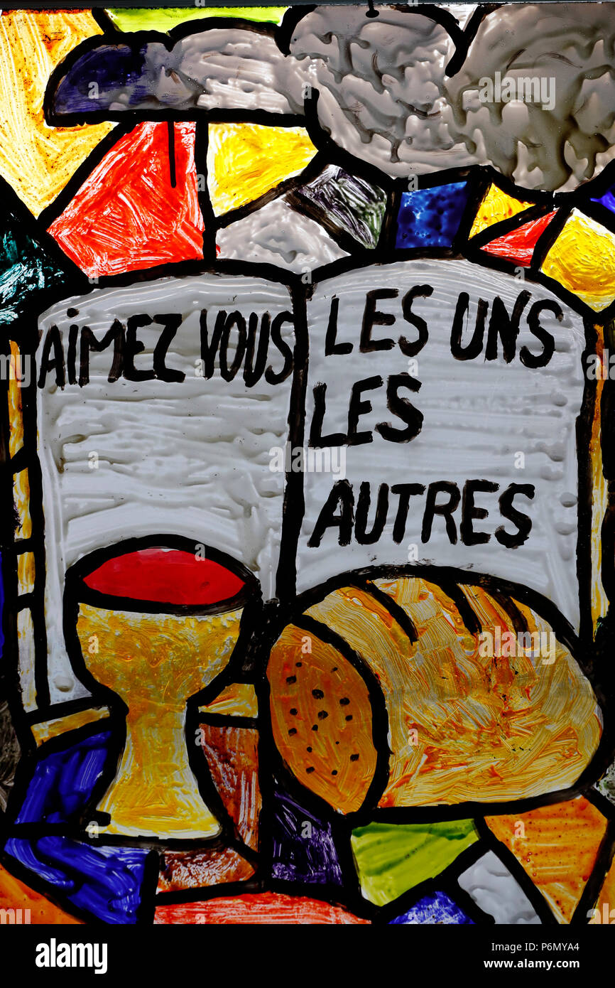 Stained glass window. Aimez-vous les uns les autres.  Cluses. France. Stock Photo