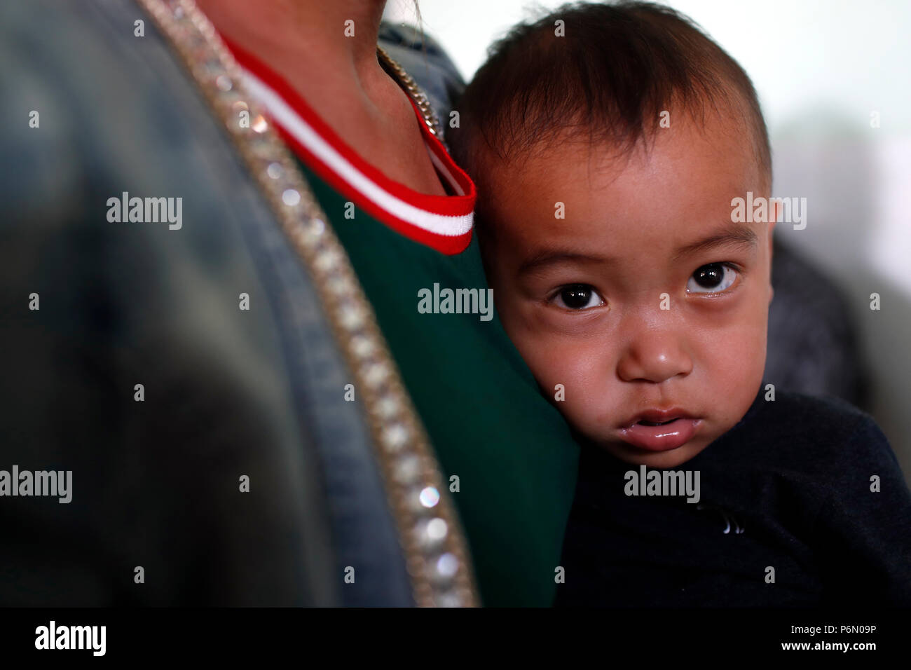 Free health clinic run by the Franciscan Missionaries of Mary.  Mother and child.  Dalat. Vietnam. Stock Photo