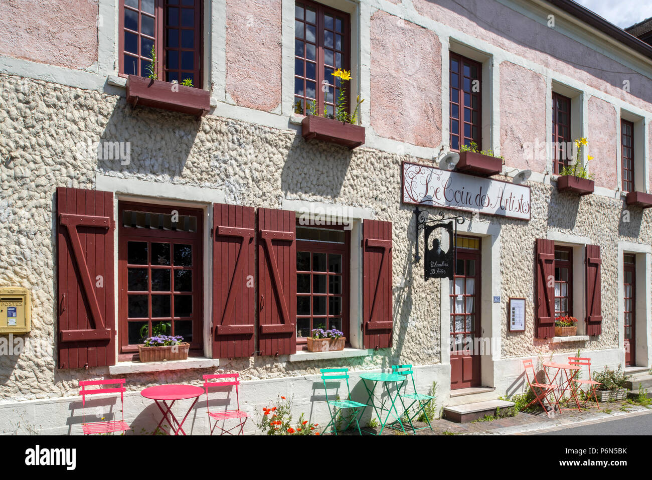 Le Coin des Artistes, picturesque former café-grocery store, now chambre d'hôtes at Giverny, Eure department, Normandy, France Stock Photo