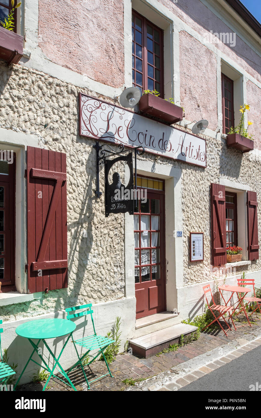 Le Coin des Artistes, picturesque former café-grocery store, now chambre d'hôtes at Giverny, Eure department, Normandy, France Stock Photo