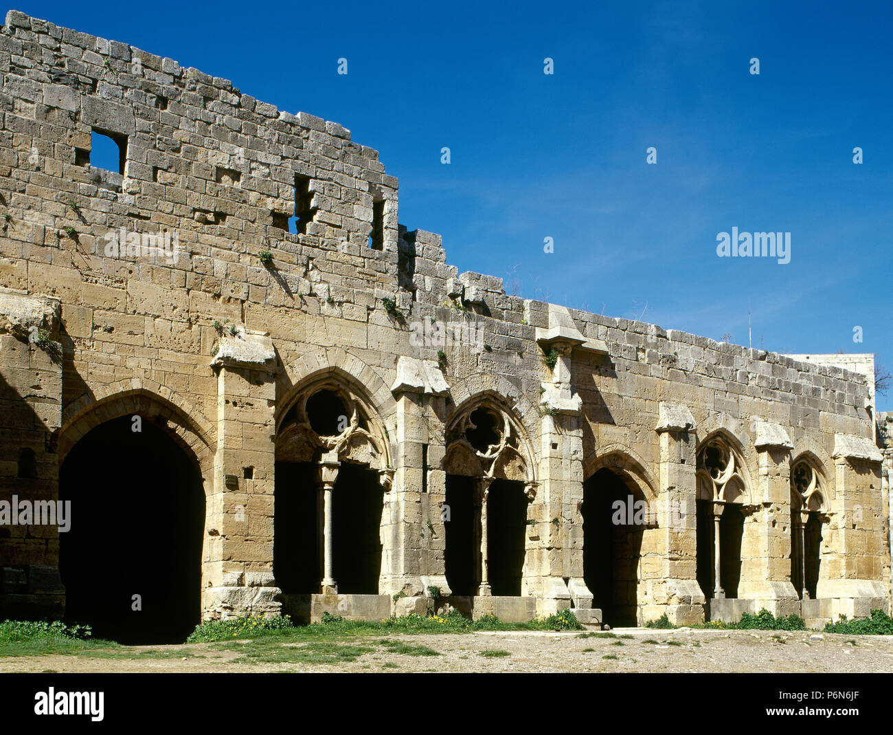 Syria. Talkalakh District, Krak des Chevaliers. Crusader castle, under control of Knights Hospitaller (1142-1271) during the Crusades to the Holy Land, fell into Arab control in the 13th century. Partial view of the reception room and gallery. Photo  taken before the Syrian Civil War. Stock Photo