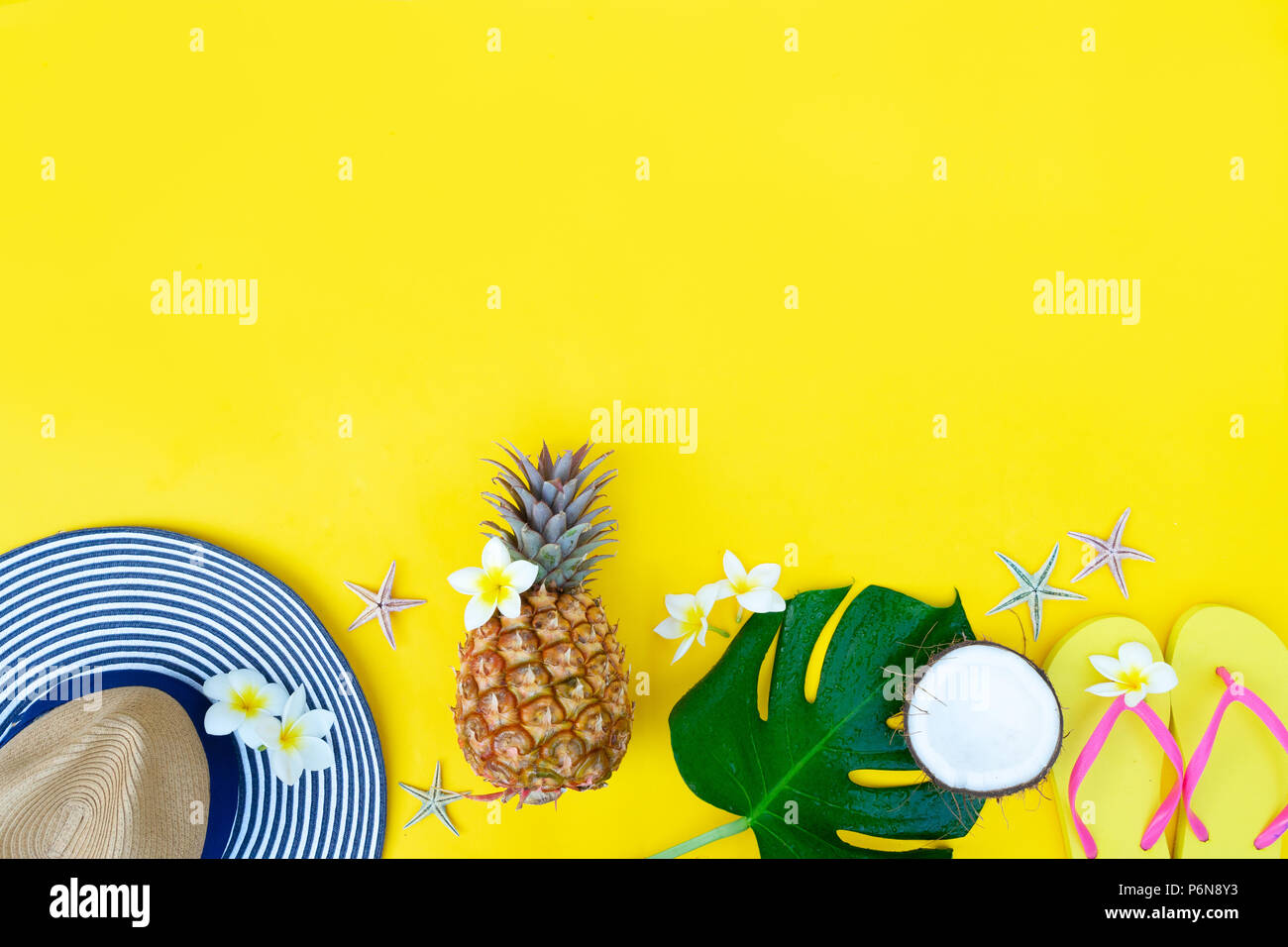 Flatsy Summer Summer flat lay scenery Stock Photo - Alamy