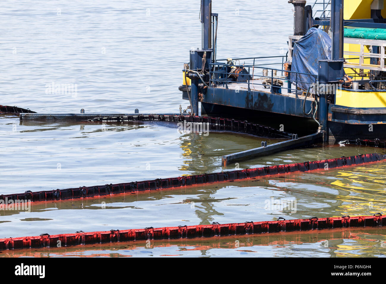 Oil pollution cleanup hires stock photography and images Alamy