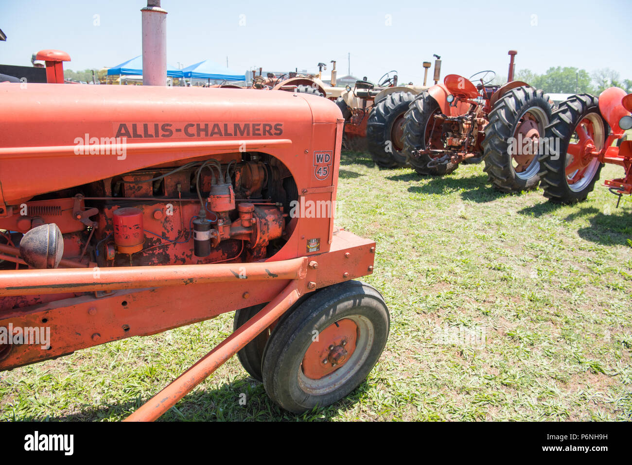 ALLIS-CHALMER VINTAGE TRACTOR Stock Photo - Alamy