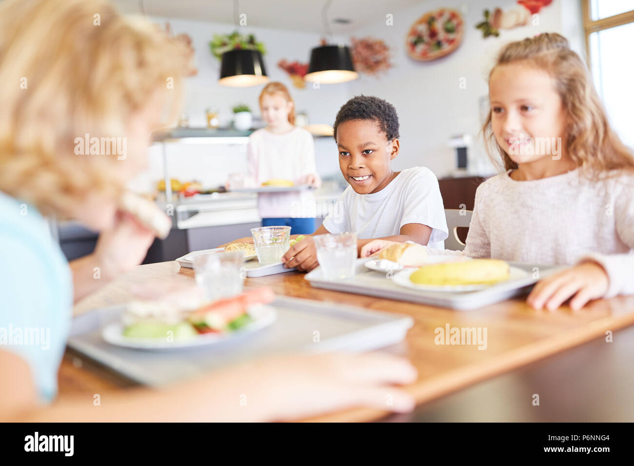 https://c8.alamy.com/comp/P6NNG4/happy-children-having-lunch-together-in-primary-school-canteen-P6NNG4.jpg