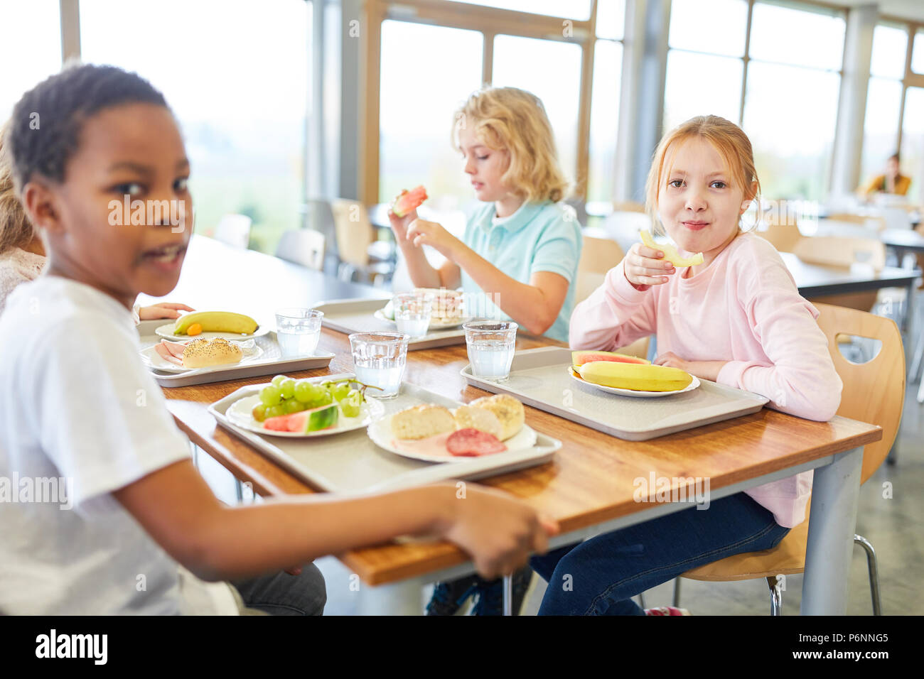 https://c8.alamy.com/comp/P6NNG5/group-of-kids-in-the-canteen-of-the-elementary-school-having-lunch-P6NNG5.jpg
